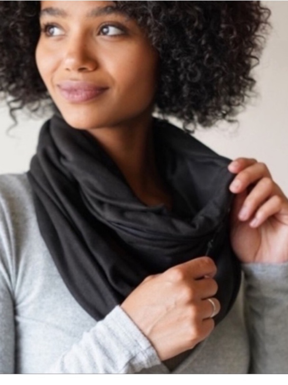 New w/tags Beyond Yoga NWT hidden zipper pocket infinity scarf wrap Black OS